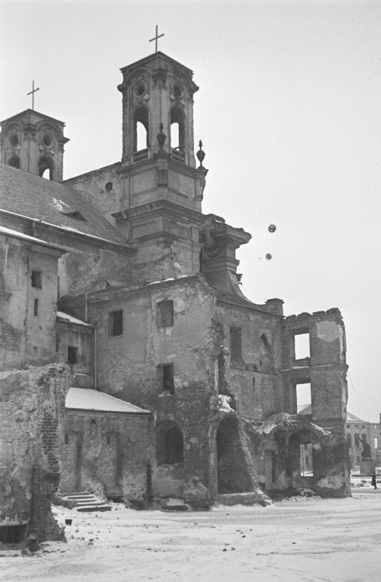 Kościół pw Matki Bożej Królowej Polski (garnizonowy). Zniszczona elewacja od strony pn. Ruiny., skan 1
