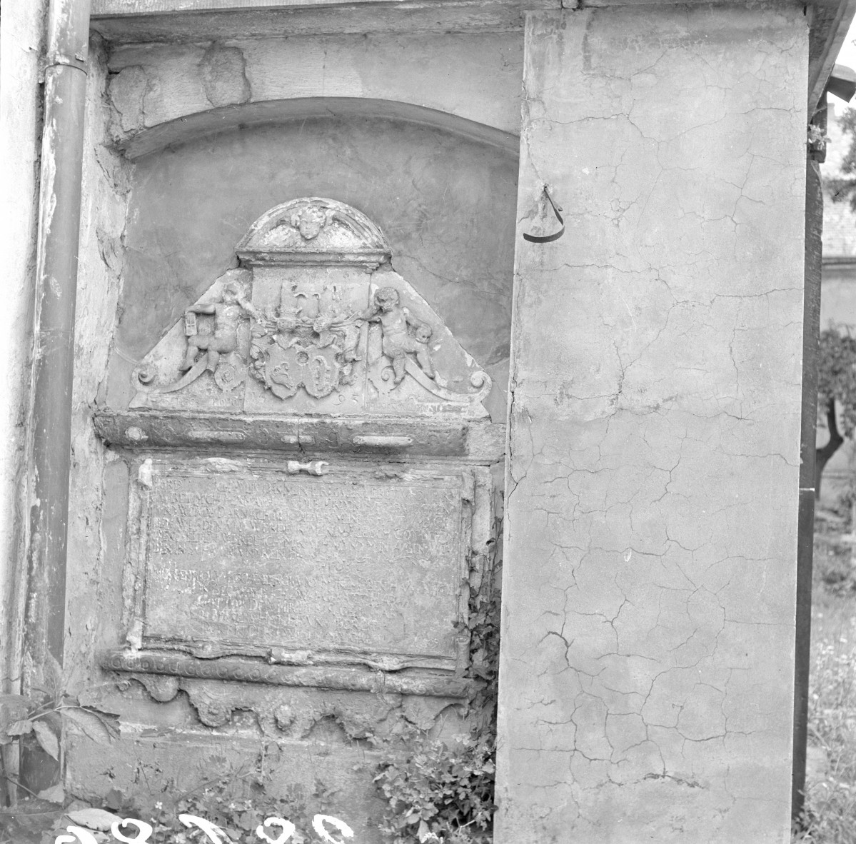 kościół pw. św. Wawrzyńca - elewacja południowa - nagrobek, skan 1