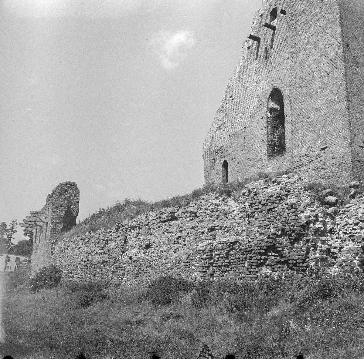 zamek krzyżacki - ruina - zachodnia kurtyna murów - fragment z riuną denskeru, skan 1