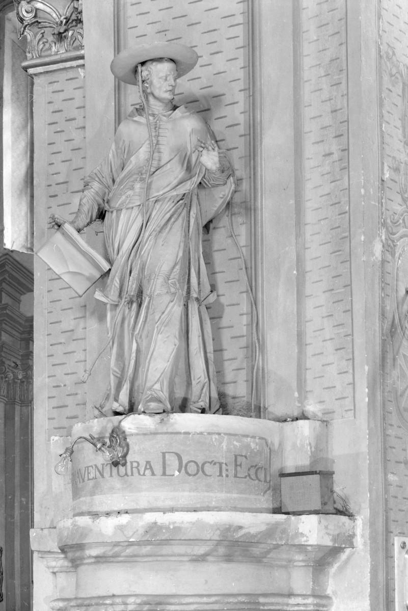 kościół, ob. parafialny pw. św. Ludwika, dawny klasztor popauliński - wnętrze: rzeźba św. Bonawentury, skan 1