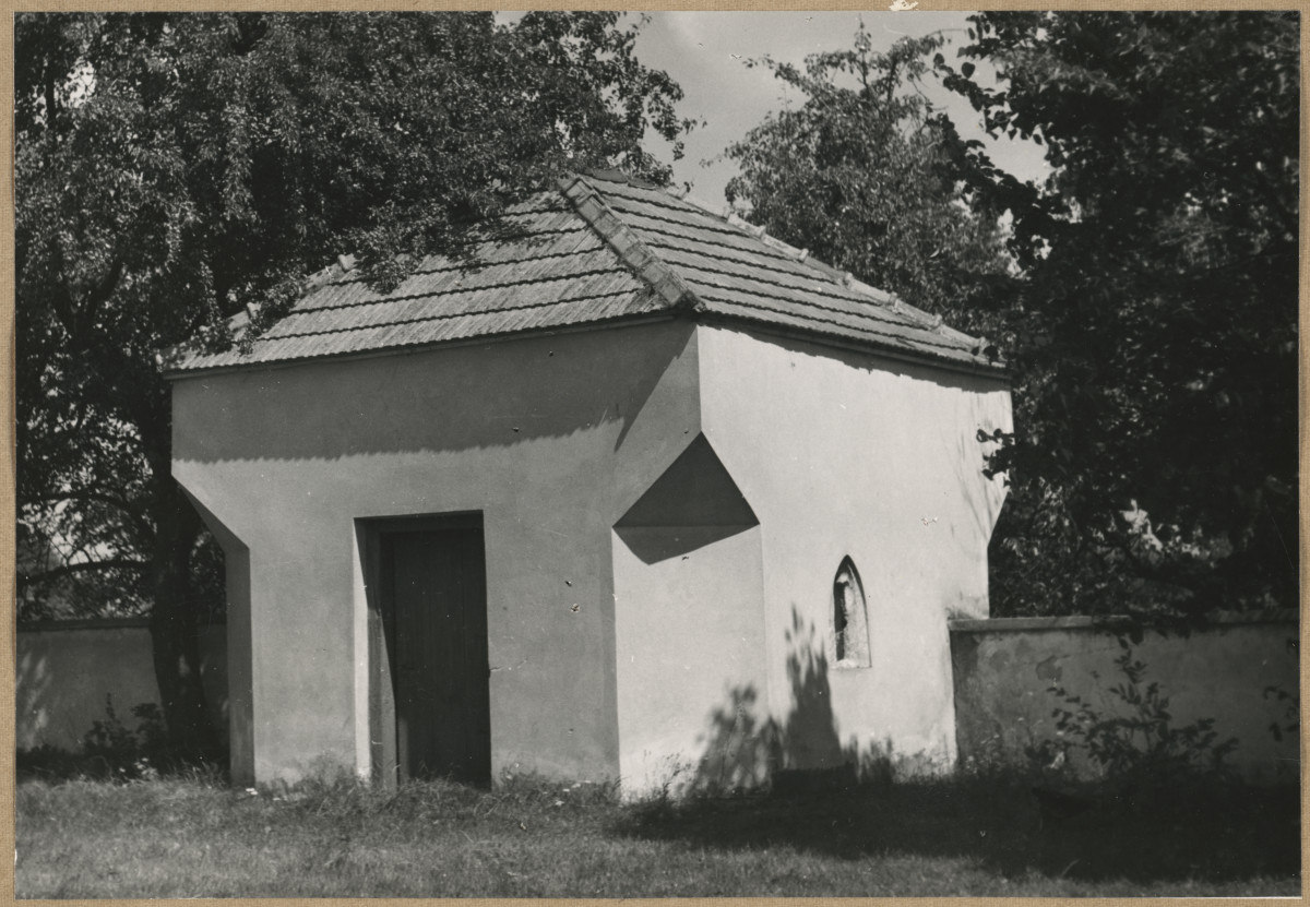Kościół parafialny - widok na kostnicę, skan 1