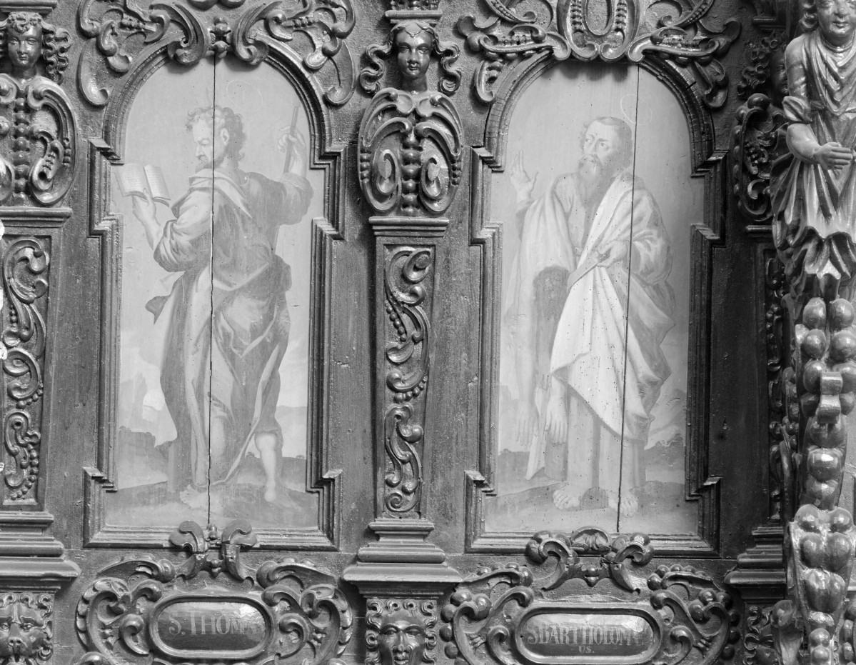 Kościół pw. NMP i św. Mikołaja - wnętrze: stalle. Zaplecki z wizerunkami świętych., skan 1