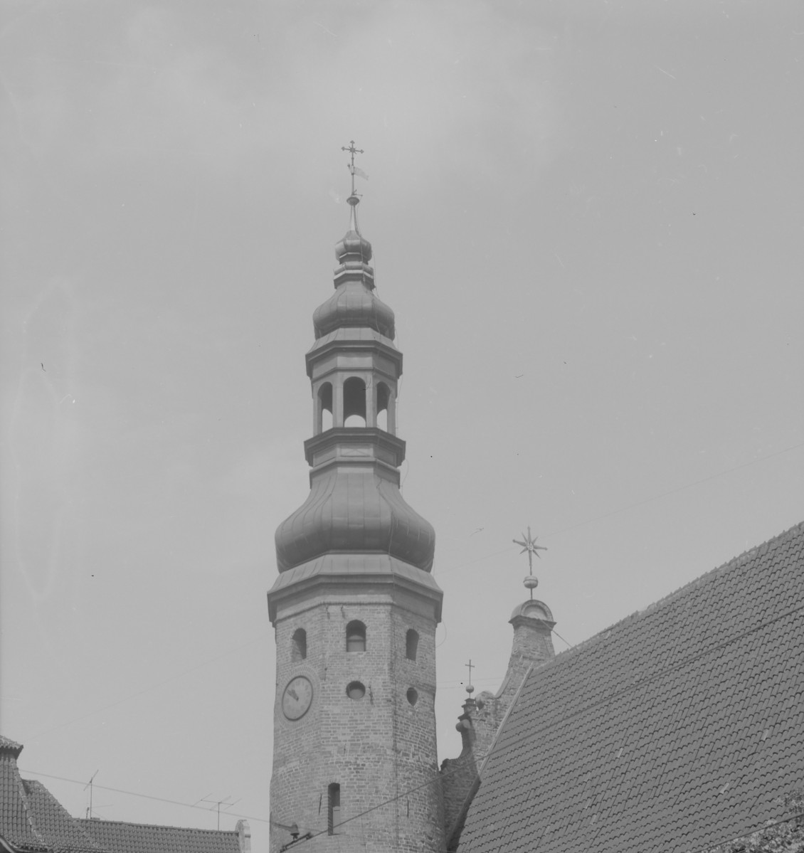 Kościół Klarysek WNMP - elewacja pd. - zwieńczenie wież, barokowy haełm oraz sygnaturka, skan 1