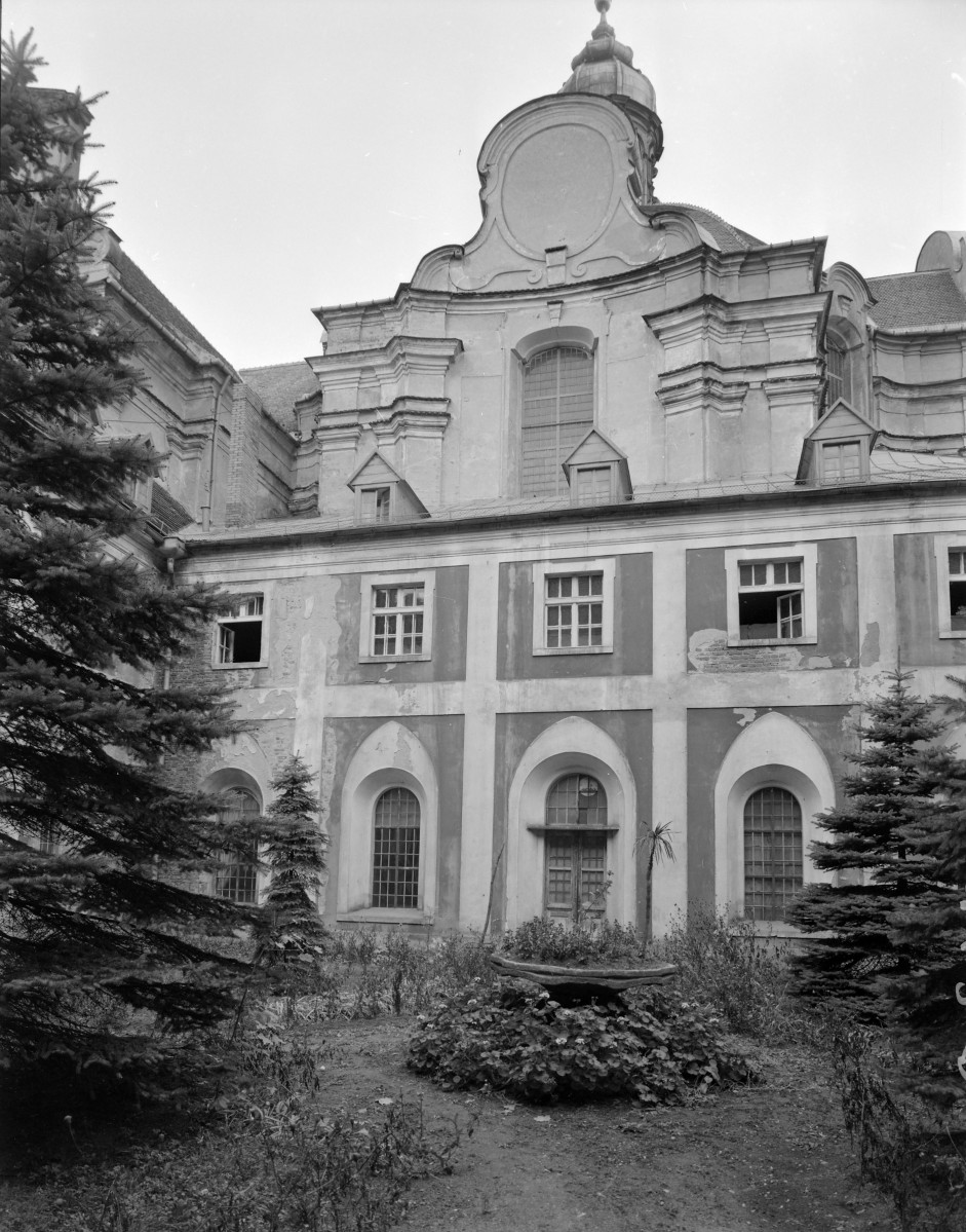 Opactwo Cystersów - wirydarz klasztorny. , skan 1