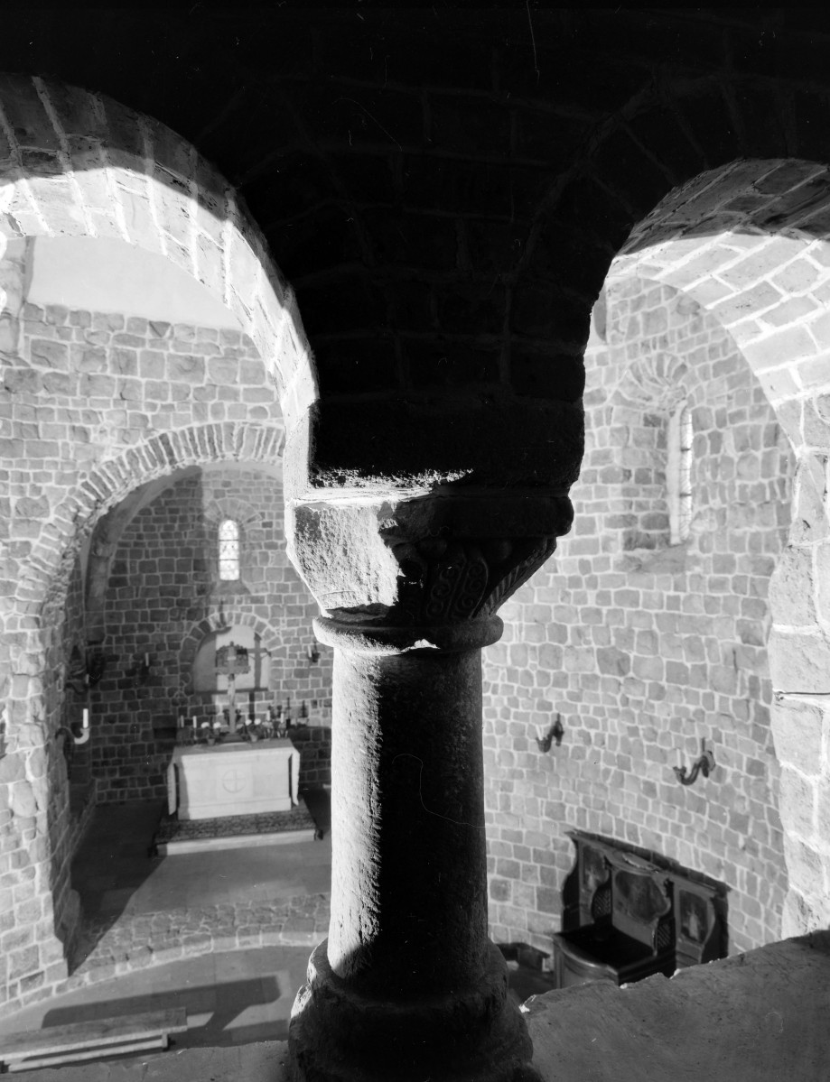 Rotunda św. Prokopa - wnętrze prezbiterium. Widoczny ołtarz oraz biforium, skan 1