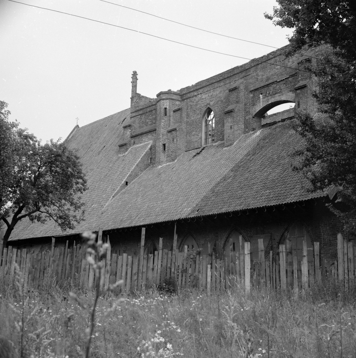 zespół klasztorny dominikanów, kościół pw. Najświętszej Marii Panny, obecnie galeria sztuki EL- elewacja północna, skan 1