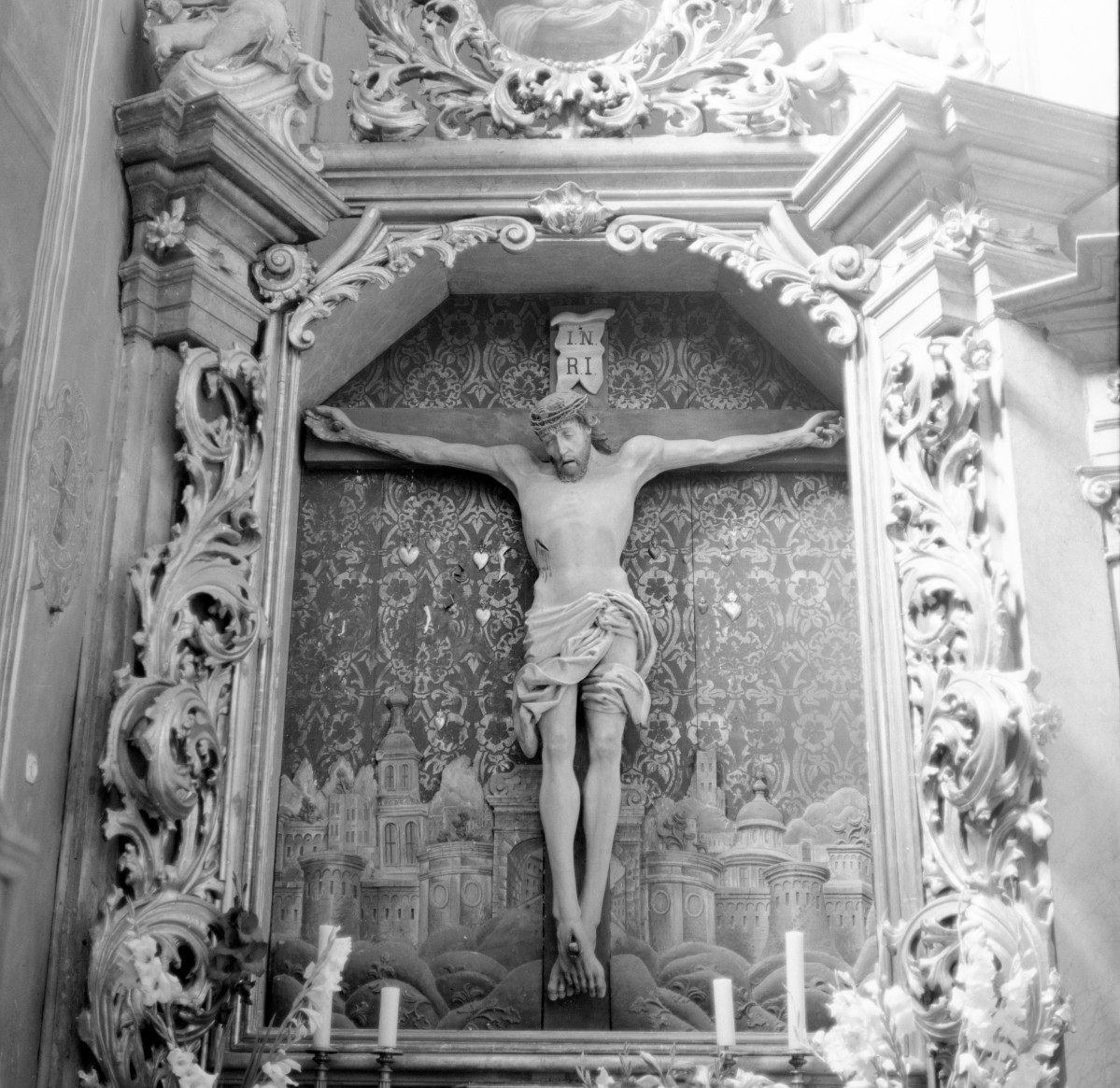 klasztor ss. Mniszek Benedyktynek - kościół pw. Najświętszej Maryi Panny i św. Wojciecha - wnętrze - nawa boczna północna - krucyfiks w ołtarzu z XVI wieku - ołtarze boczne, skan 1