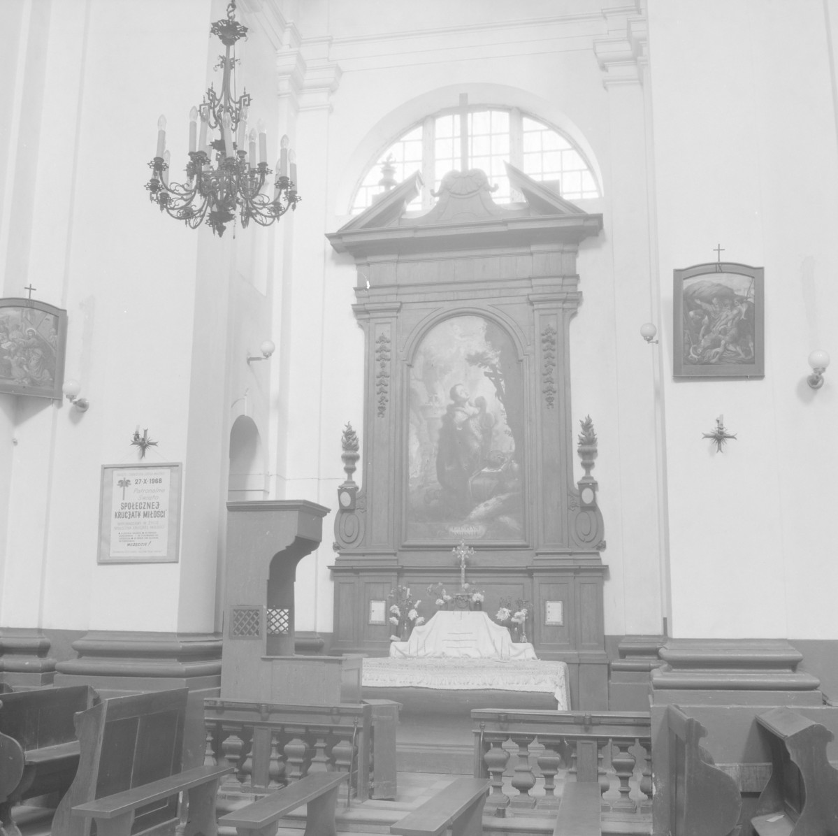 Kościół św. Józefa Oblubieńca i św. Antoniego z Padwy - prezbiterium z bocznym ołtarzem. , skan 1