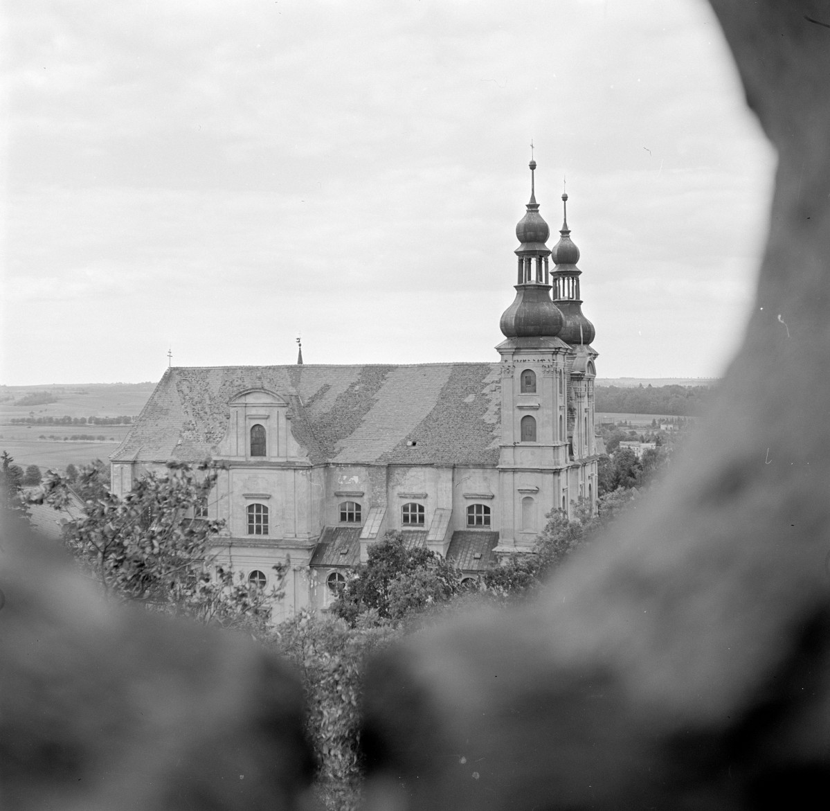 kościół pw. śś. Mikołaja i Franciszka Ksawerego - elewacja południowa - widok z wieży zamkowej, skan 1