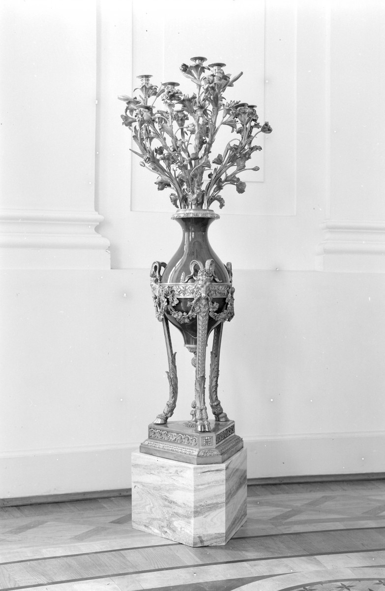 Pałac - wnętrze: salon okrągły zw. biały. Francuski świecznik z końca XVIII wieku. Detale., skan 1