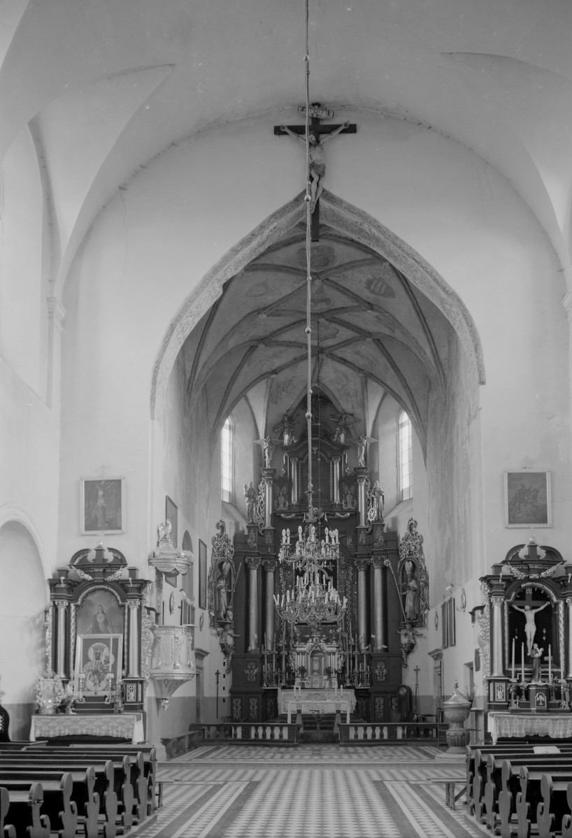 Kościół Trójcy Świętej i Narodzenia Najświętszej Maryi Panny - wnętrze: ołtarz główny, skan 1