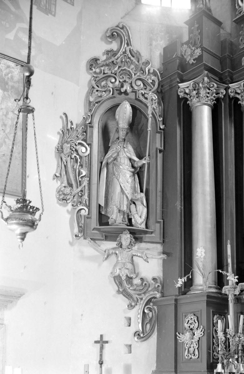 Kościół Trójcy Świętej i Narodzenia Najświętszej Maryi Panny - wnętrze: cząść ołtarza głównego, figura św. Stanisława, skan 1