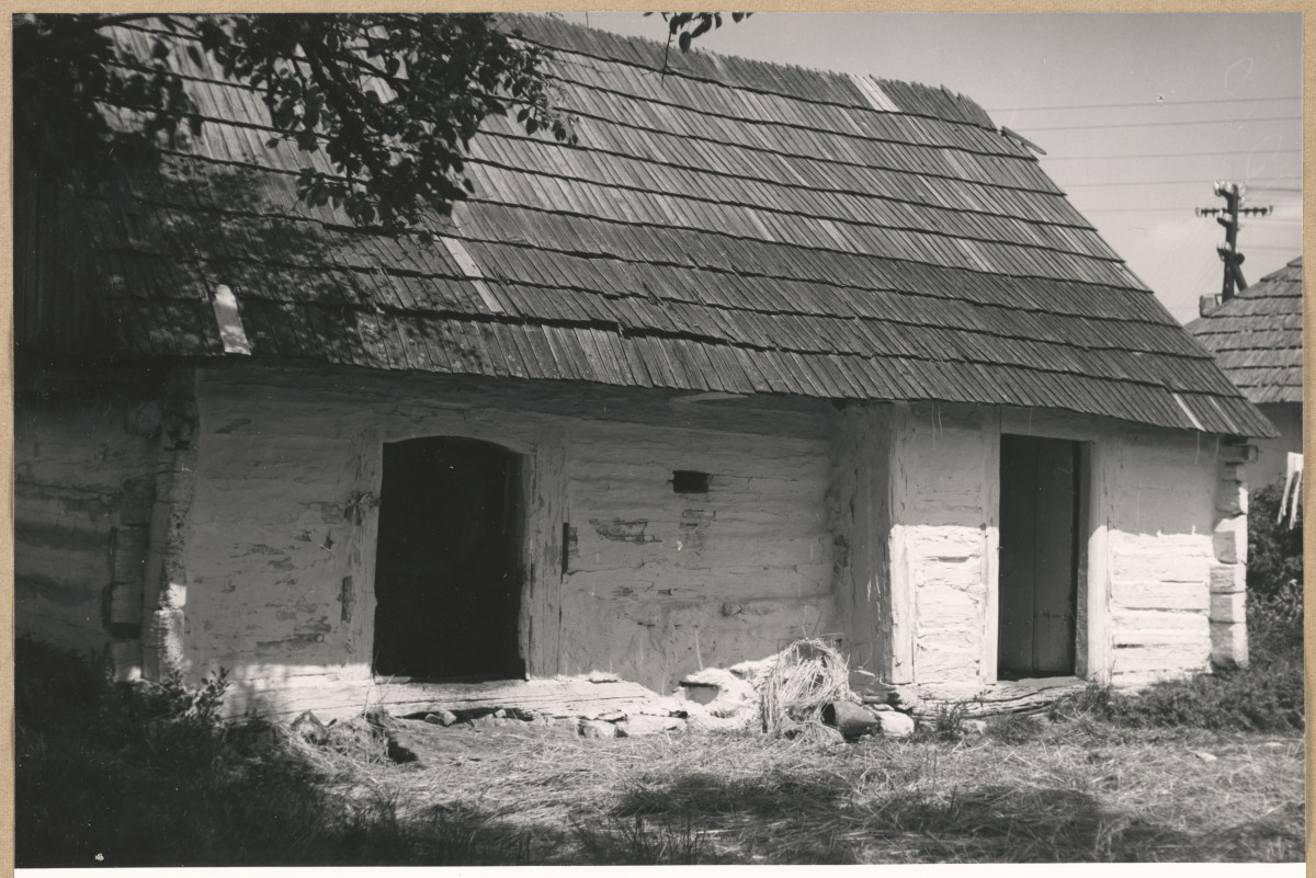 Fragment miasta - widok chaty przy ul. Rakowskiej


, skan 1