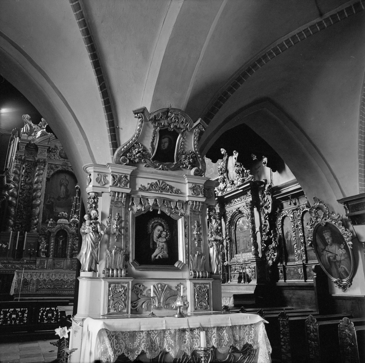 Kościół św. Jan Chrzciciela i św. Jana Ewangelisty - wnętrz kościoła górnego: ołtarz boczny z obrazem Matki Boskiej z Dzieciątkiem., skan 1