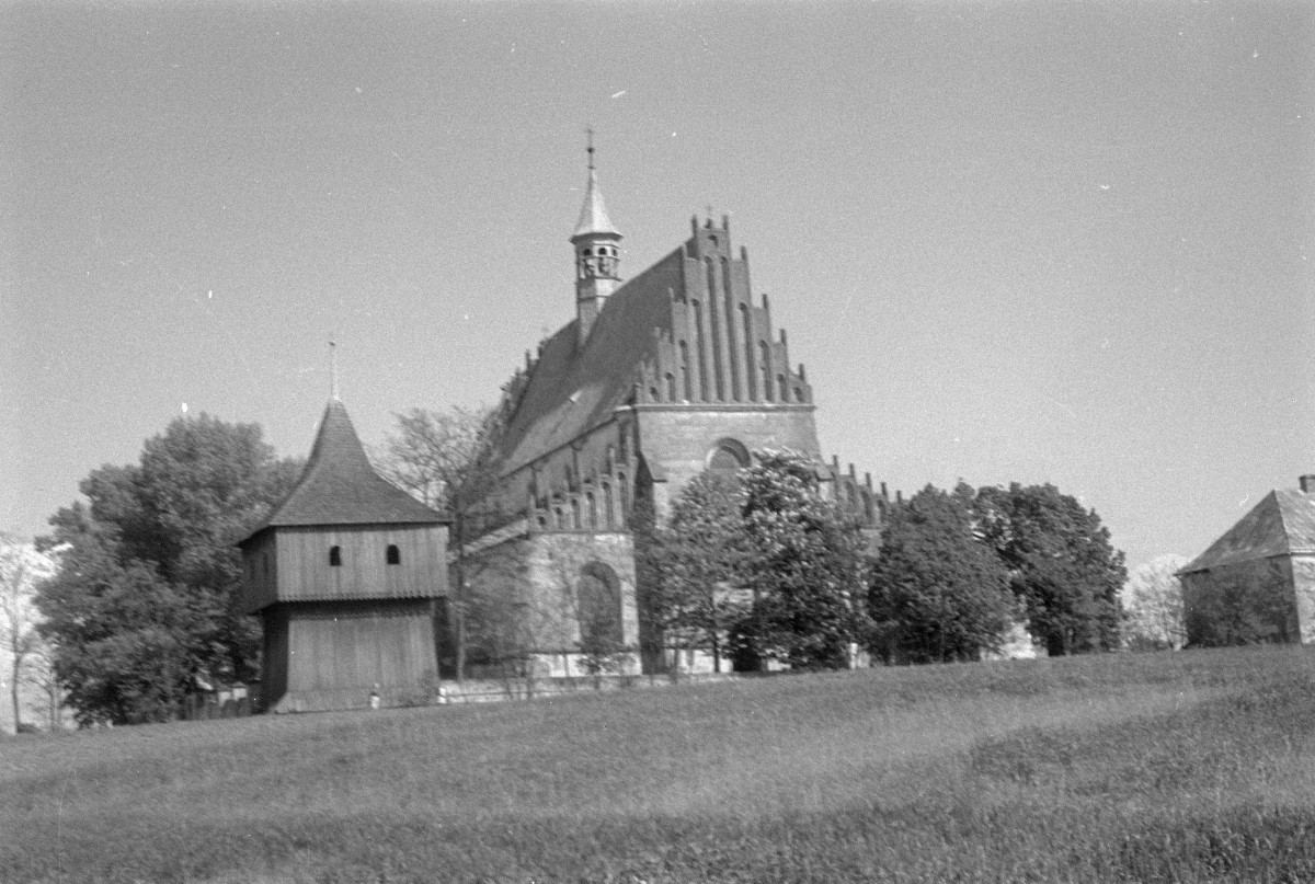 kościół paulinów i drewniana dzwonnica, skan 1