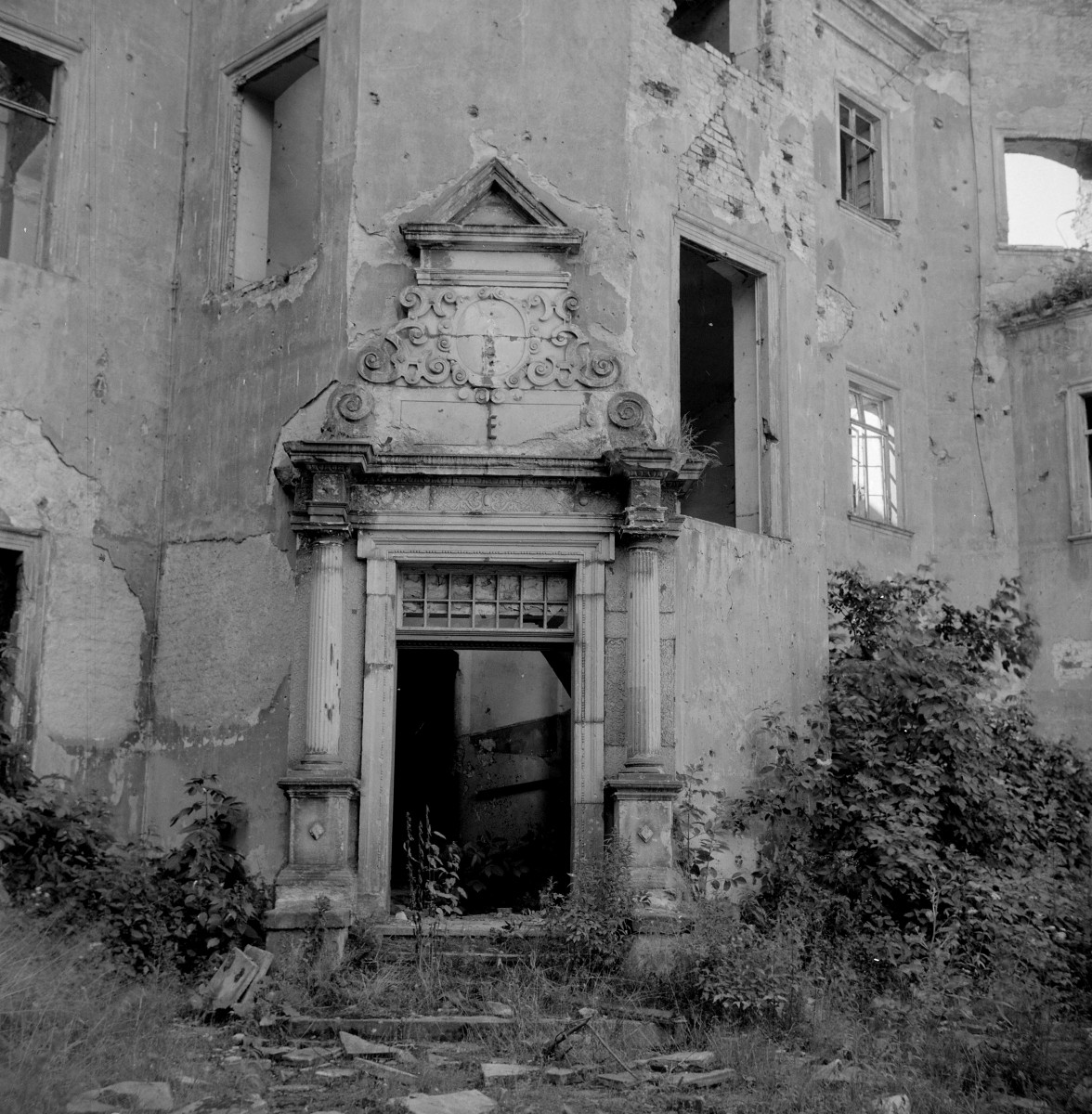 zamek - elewacja od dziedzińca, portal, skan 1