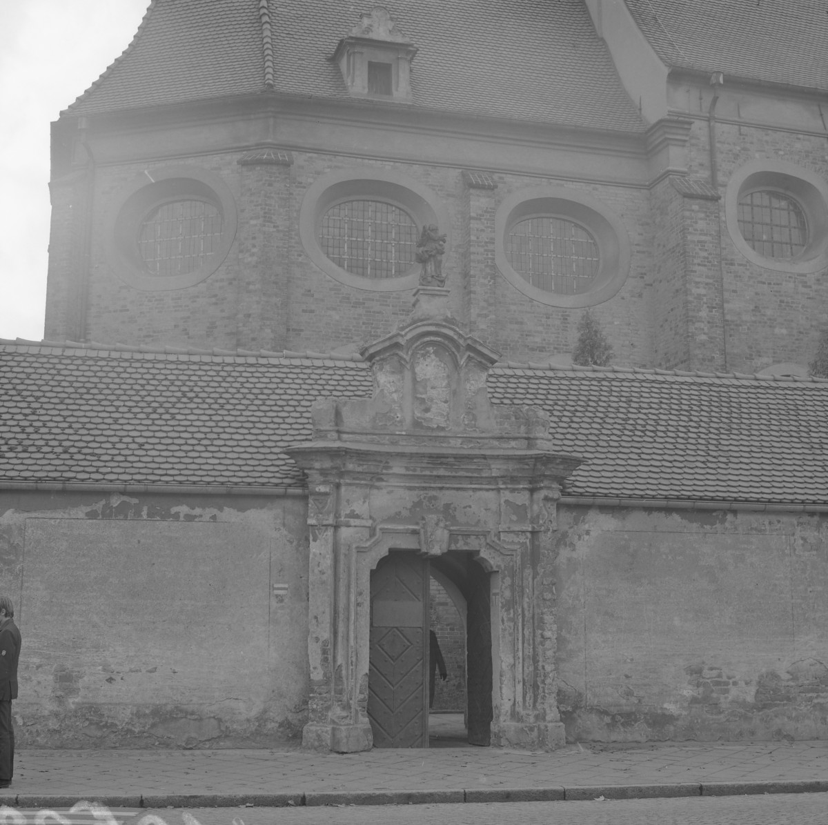 kościół św. Józefa - kaplica św. Krzyża, portal w ogordzeniu, skan 1