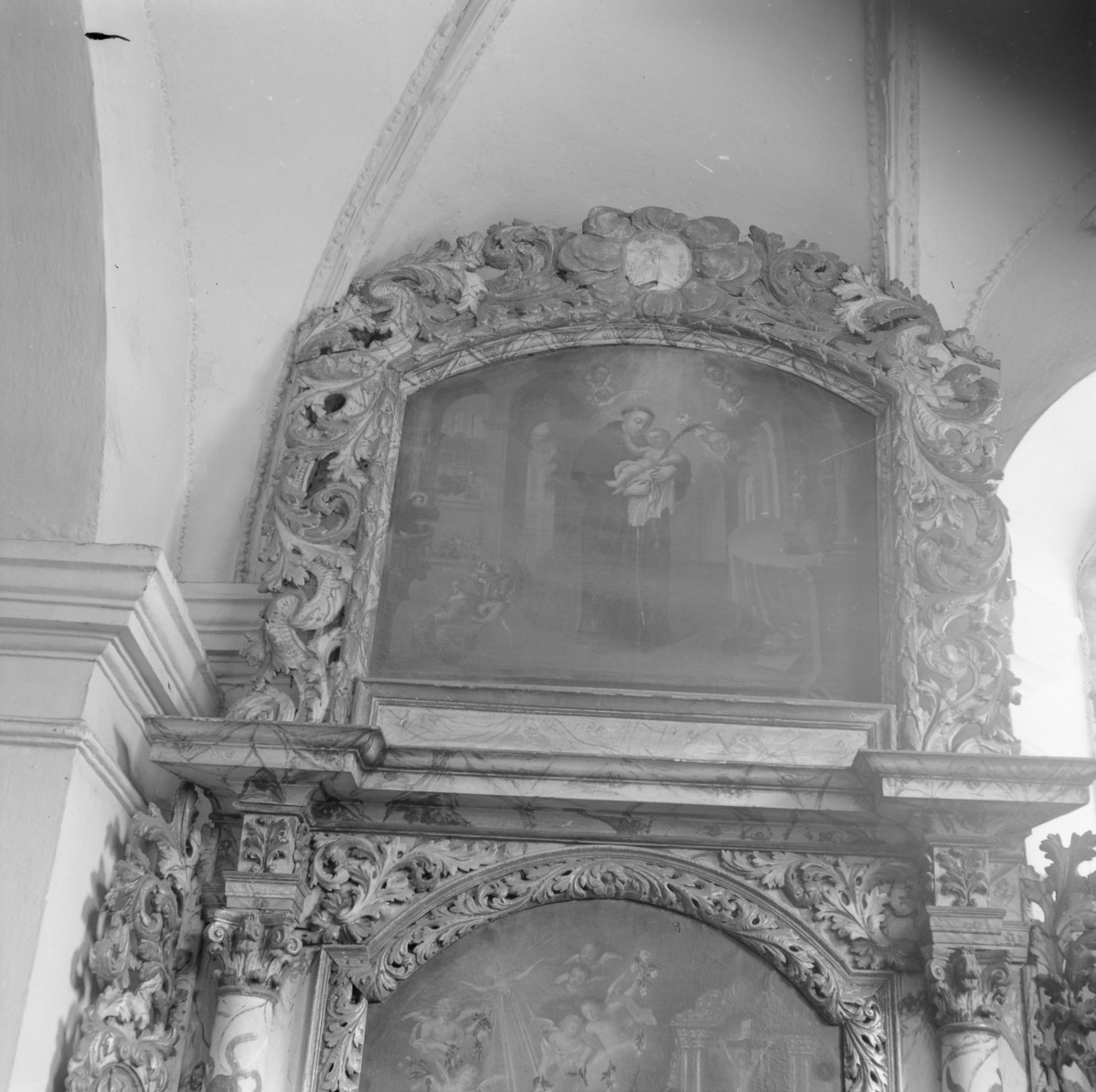 Bazyliki Wniebowzięcia NMP - wnętrze: ołtarz w bocznej kaplicy, fragment obrazu św. Rozalli oraz zwieńczenie , skan 1