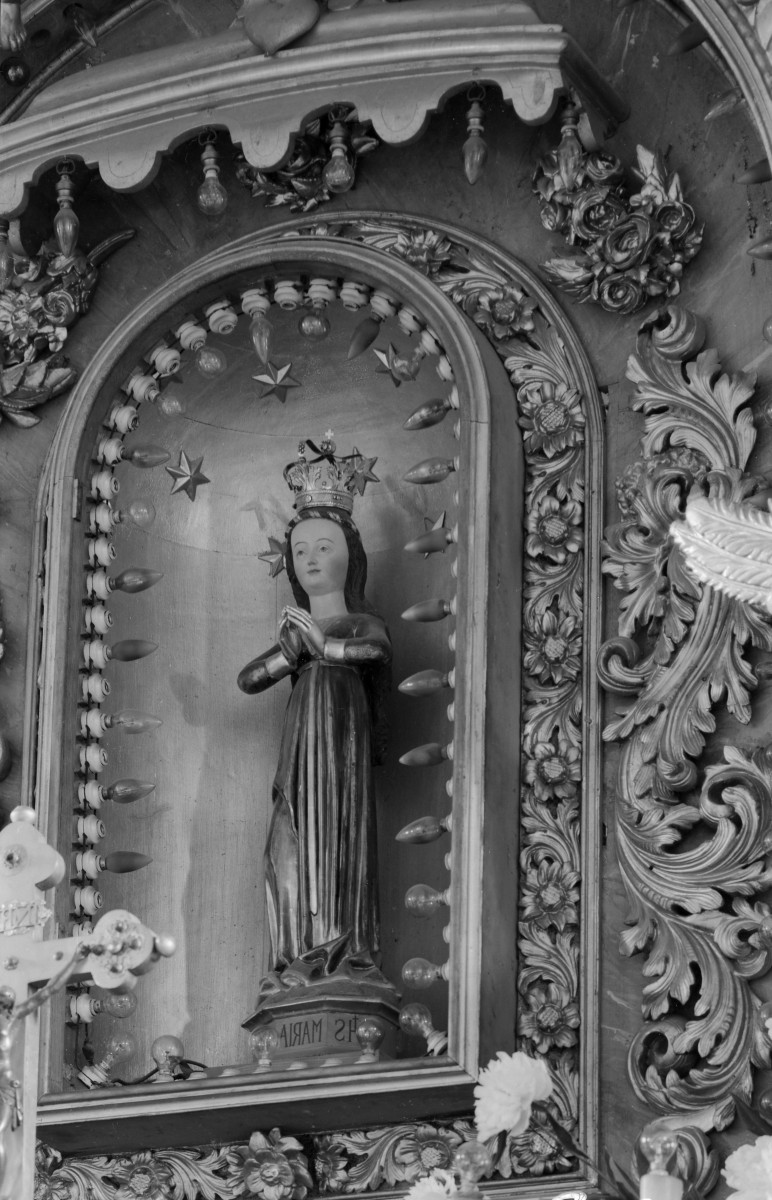 kościół pw. Jana Chrzciciela - Sanktuarium Matki Bożej Grodowieckiej – Jutrzenki Nadziei - wnętrze - ołtarz główny - rzeźba Matki Boskiej Dobrej Nadziei, skan 1