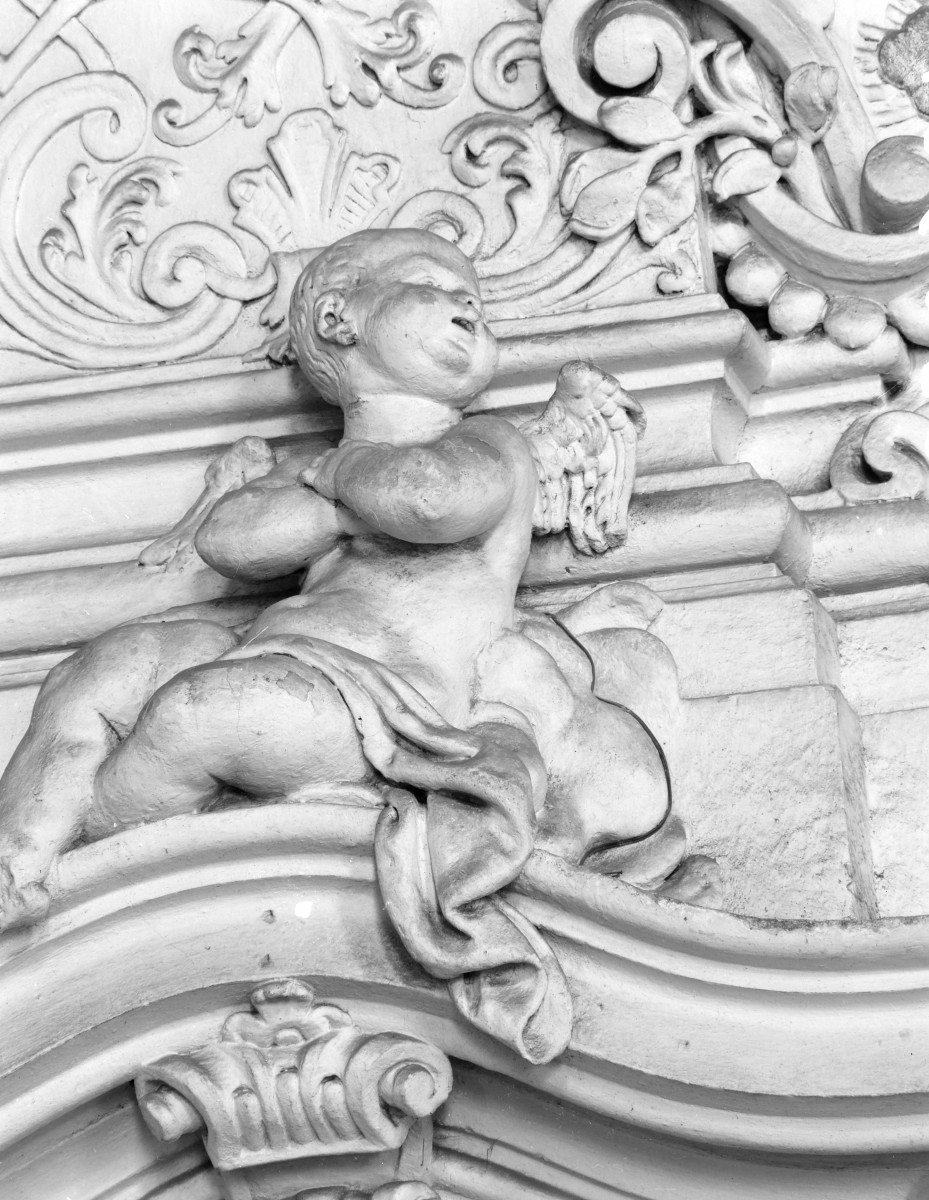 klasztor Benedyktynek - kościół pw. Wniebowzięcia Najświętszej Maryi Panny - wnętrze - nawa główna - dekoracja głowicy filaru - fragment, skan 1