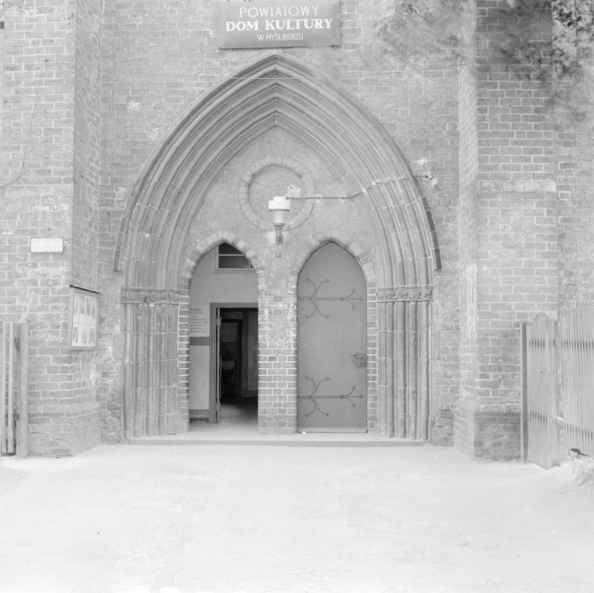 kościół pw. Świętego Krzyża, ob. dom kultury - elewacja pólnocna, portal, skan 1