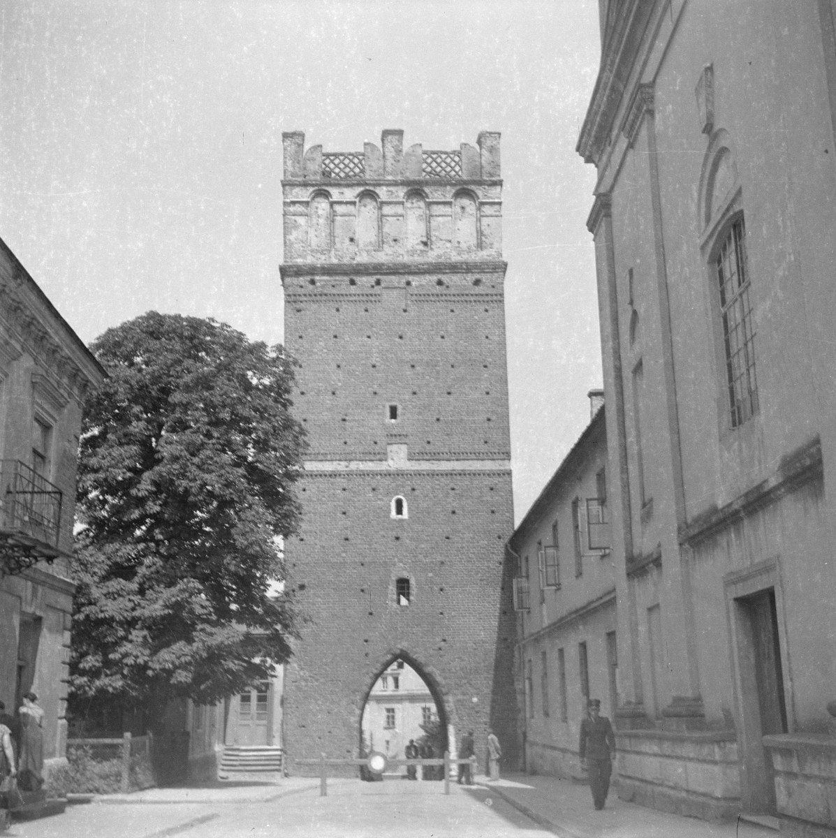 mury obronne - Brama Opatowska - elewacja frontowa, skan 1