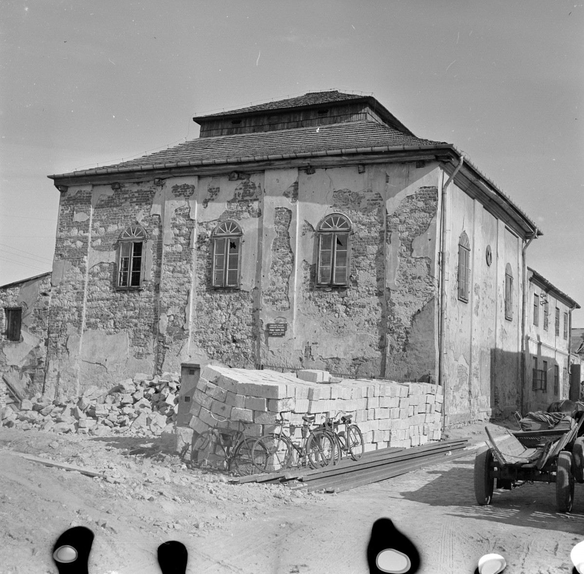 synagoga - elewacja z lunetami, skan 1