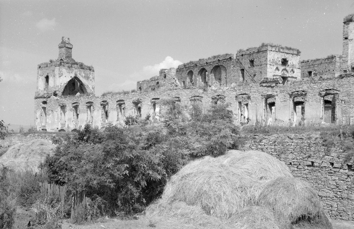 Zamek Krzyżtopór - fragment elewacji od północnego-zachodu, skan 1