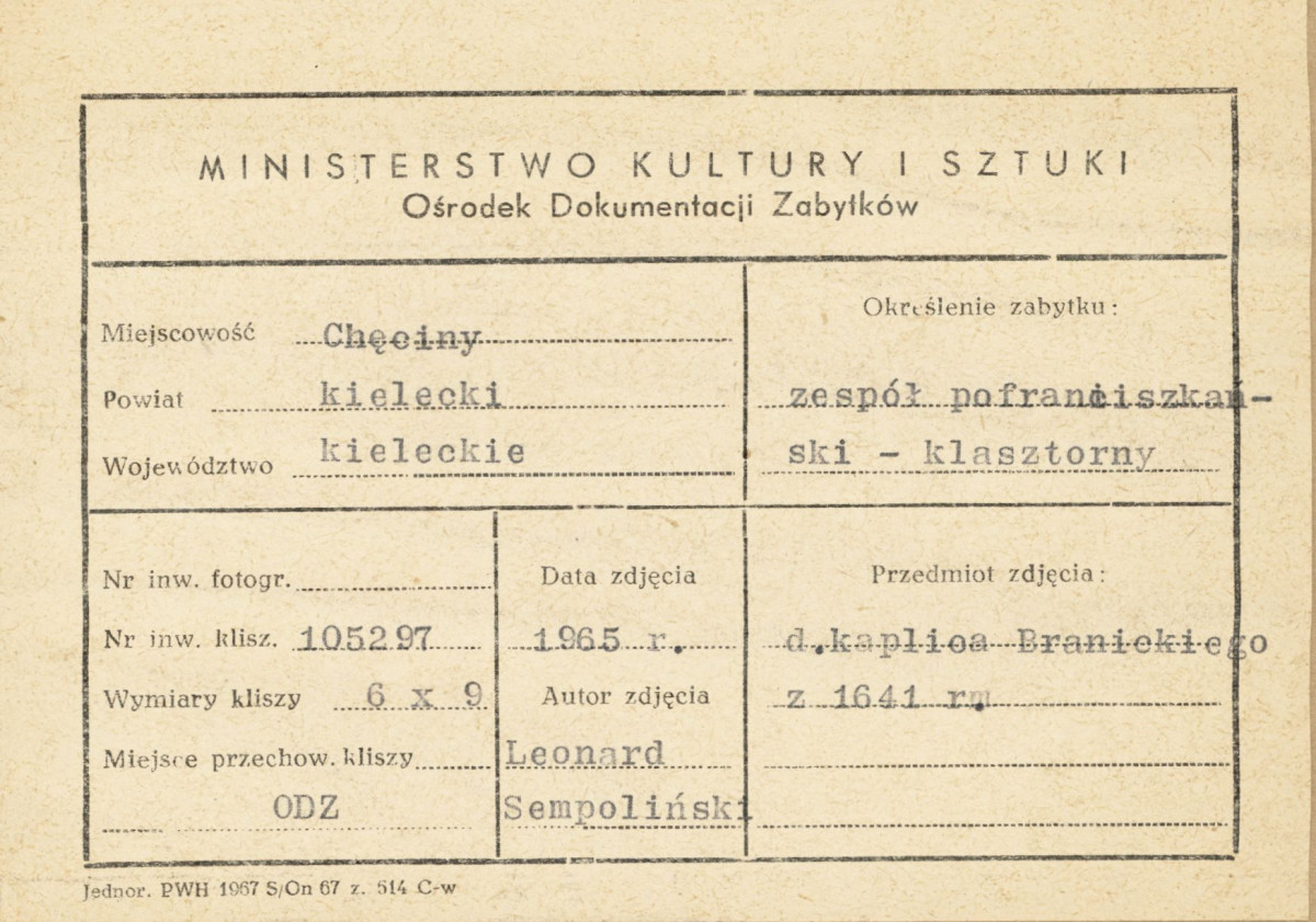 Zespół klasztorny Franciszkanów - widok z zewnątrz na kaplicę św. Leonarda i skrzydło klasztoru - metryczka, skan 1