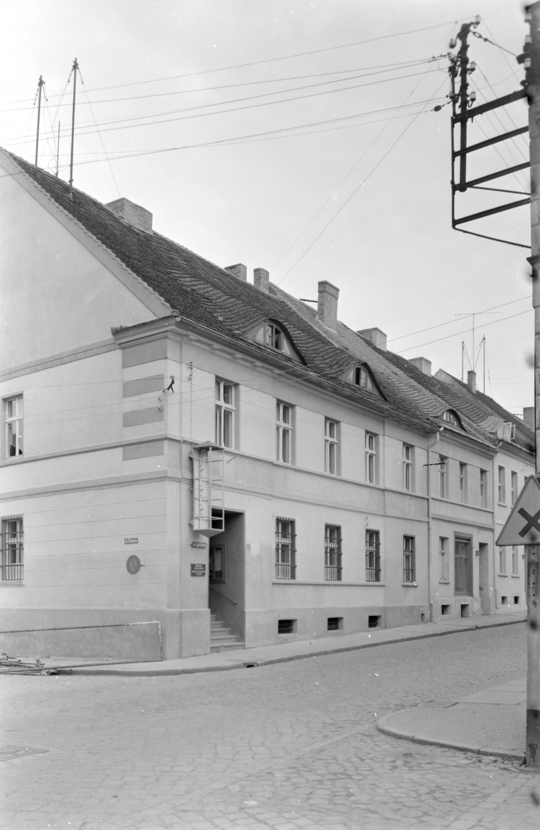 kamienica - elewacja frontowa i boczna, skan 1