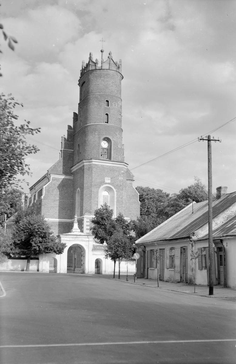 Kościół Trójcy Świętej i Narodzenia Najświętszej Maryi Panny - fasada frontowa oraz brama kościelna, skan 1