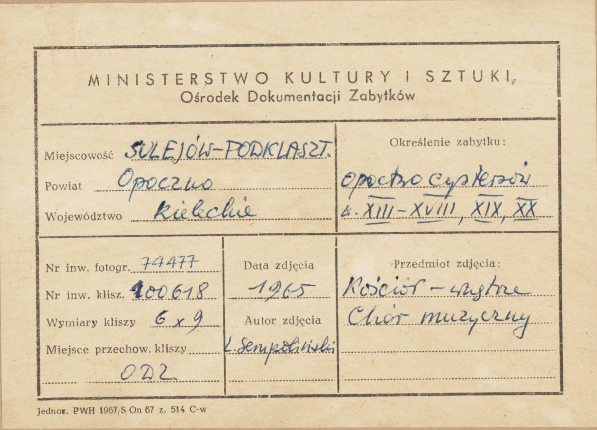 Zespół opactwa cystersów - wnętrze kościoła, widok na chór i organy - metryczka, skan 1