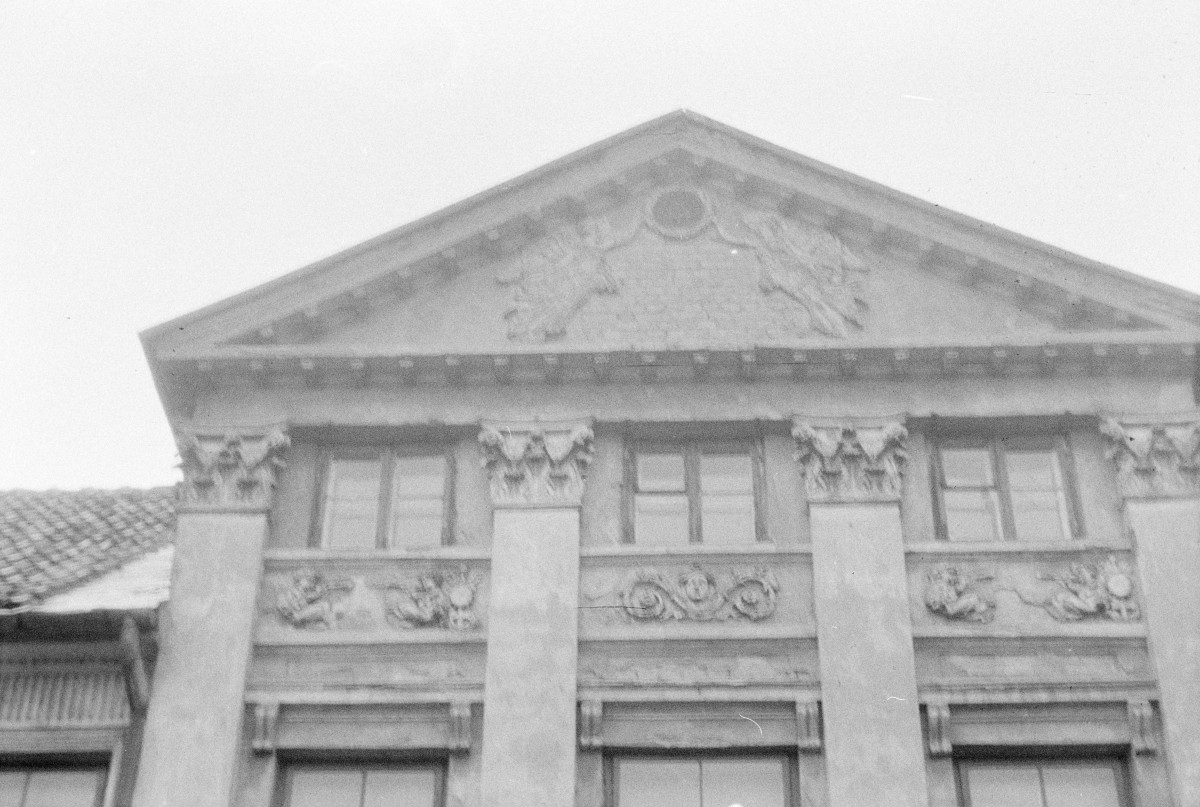 kamienica - detal architektoniczny, fronton, skan 1