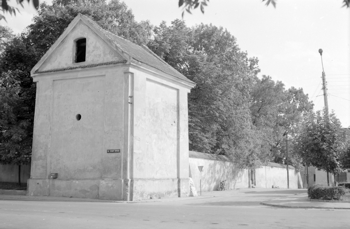 Kościół Wniebowzięcia NMP - elewacja dzwonnicy, narożnik cmentarza z ogrodzeniem, skan 1