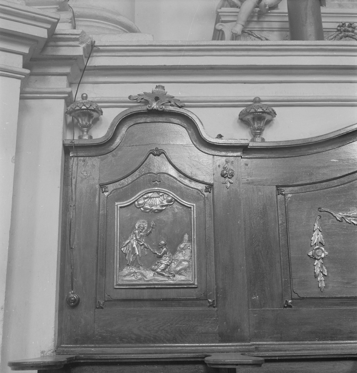 Bazylika św. Jadwigi - wnętrze: stalle - fragment zaplecka, skan 1