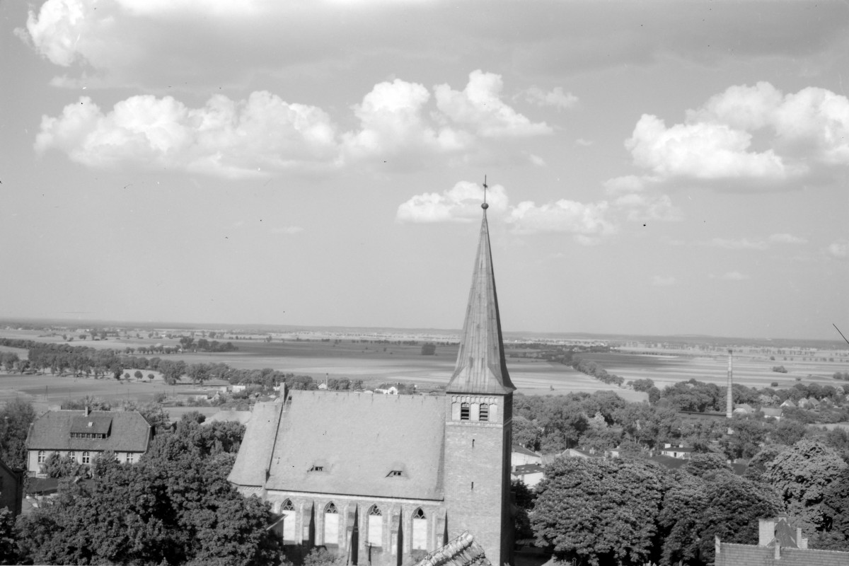 Kościół ewangelicki - elewacja boczna z wieżą oraz sygnaturką, skan 1