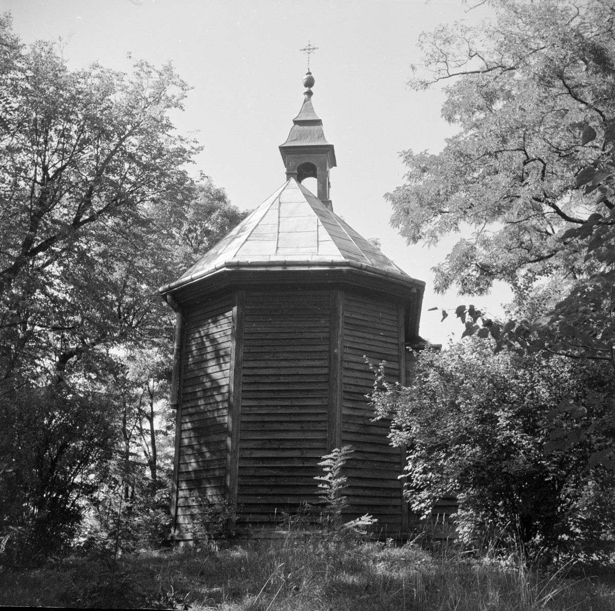kościół filialny pw. św. Wojciecha - widok od strony prezbiterium, skan 1