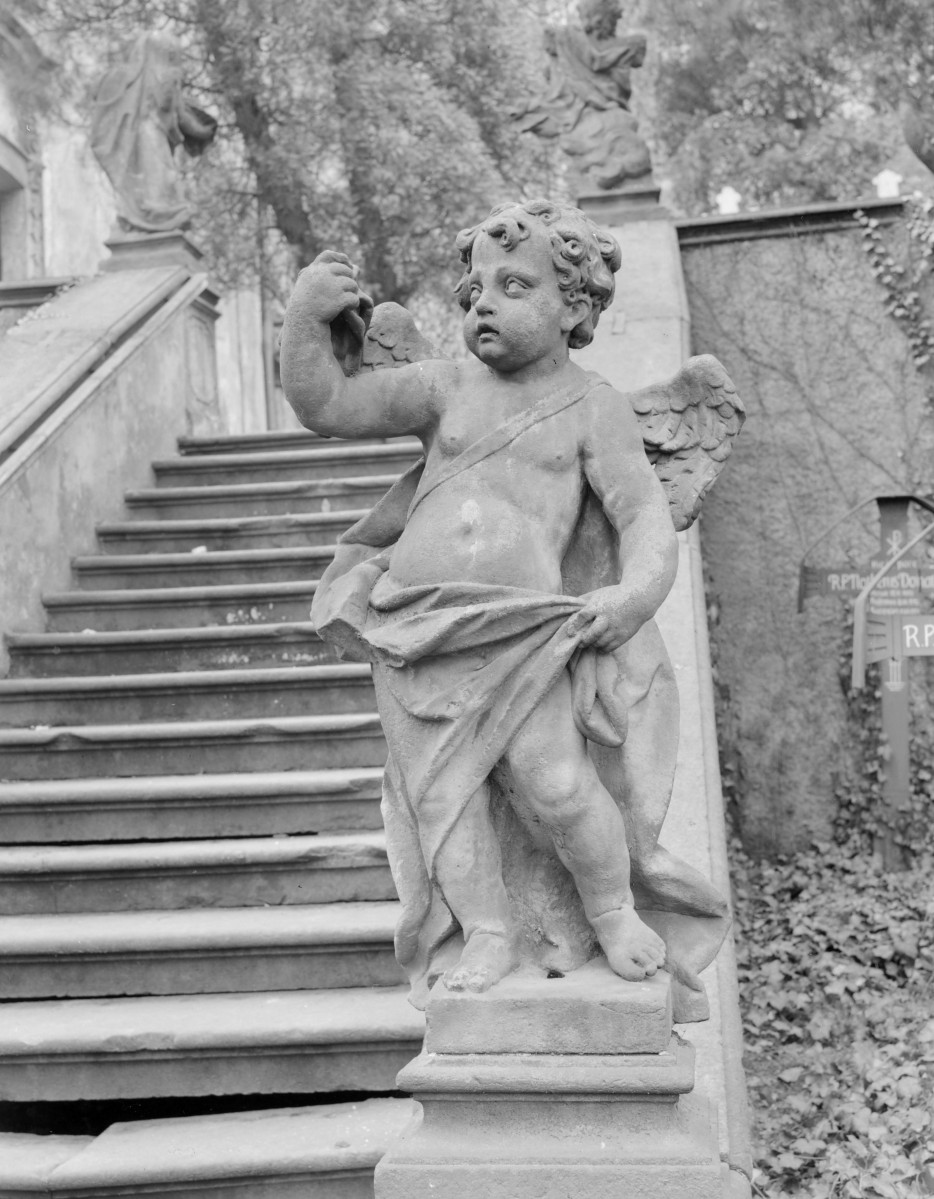 opactwo - rzeźba w ogrodzie przyklasztornym, skan 1