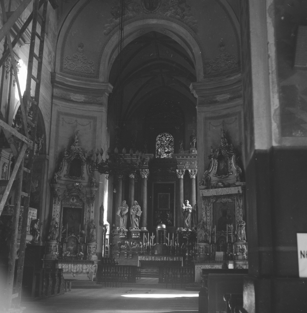 bazylika kolegiacka Wniebowzięcia - wnętrze, nawa główna, ołtarz, skan 1