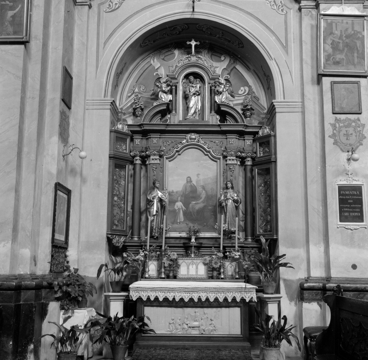 kościół pw. Świętej Trójcy - wnętrze: ołtarz boczny prawy, skan 1