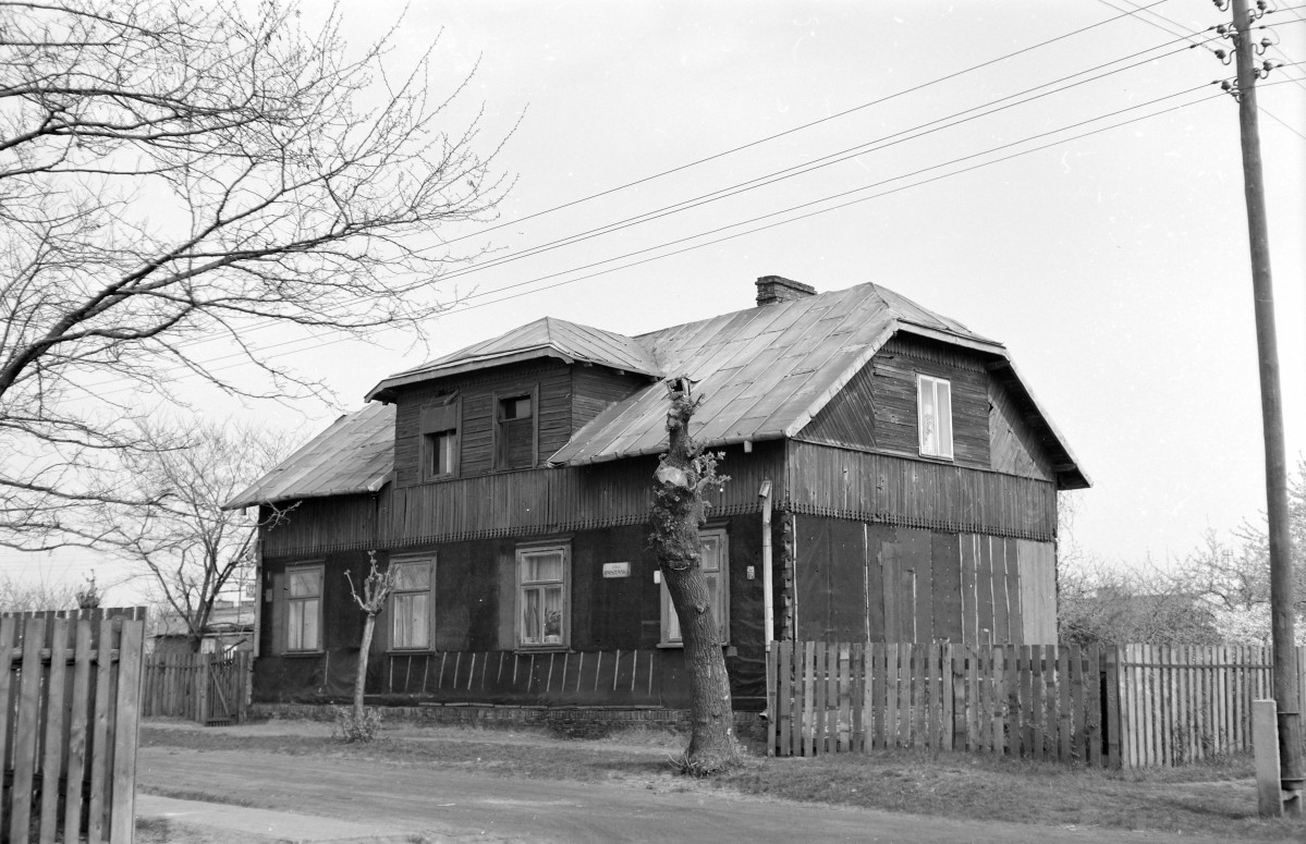 drewniany budynek mieszkalny - elewacja frontowa, skan 1