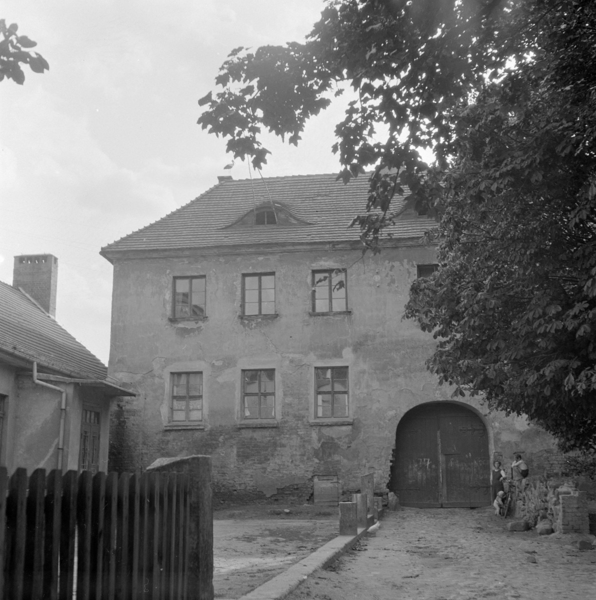 zamek, ob. biblioteka publiczna - skrzydło północne, elewacja frontowa, skan 1