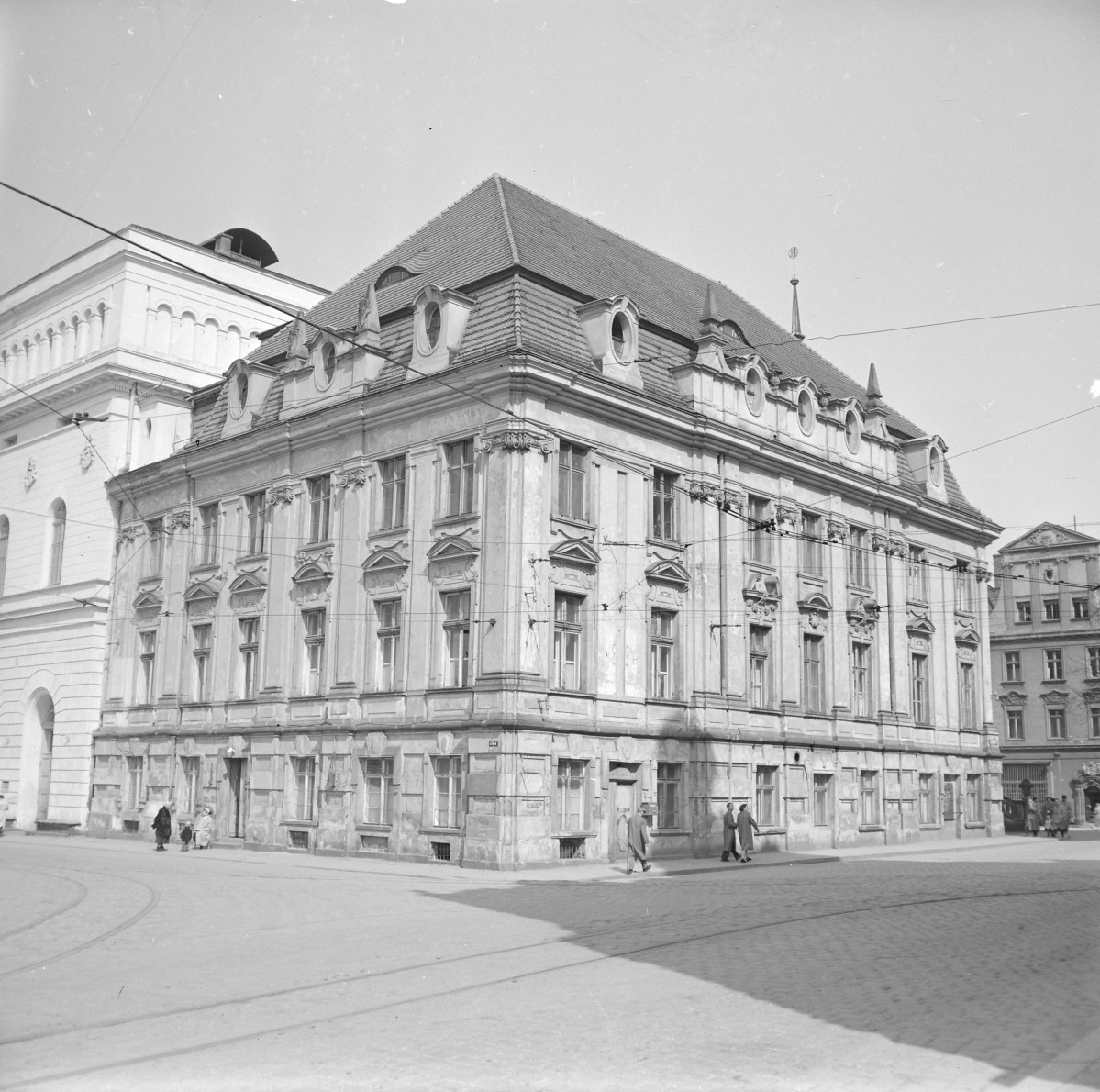 Stary Ratusz - widok ogólny. Barokowy budynek. Boniowany parter i pilastry dzielące elewację. Dach mansardowy., skan 1