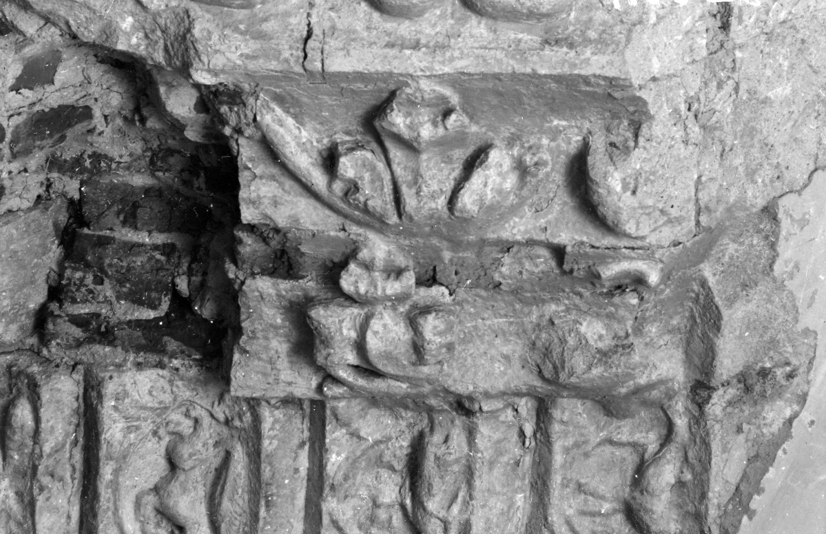 Katedra pw. Wniebowzięcia Najświętszej Marii Panny i św. Wojciecha - wnętrze: fragment dekoracji rzeźbiarskiej w kruchcie, skan 1