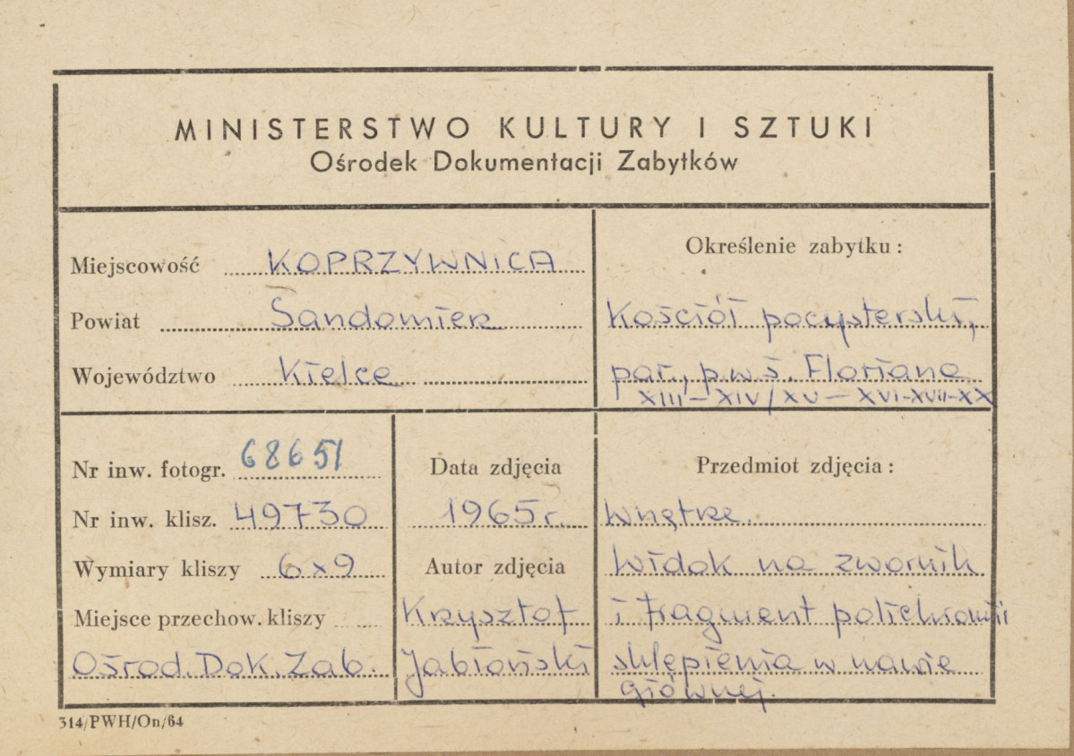 Zespół klasztorny - kościół, wnętrze ,  widok na zwornik w sklepieniu nawy głównej - metryczka, skan 1