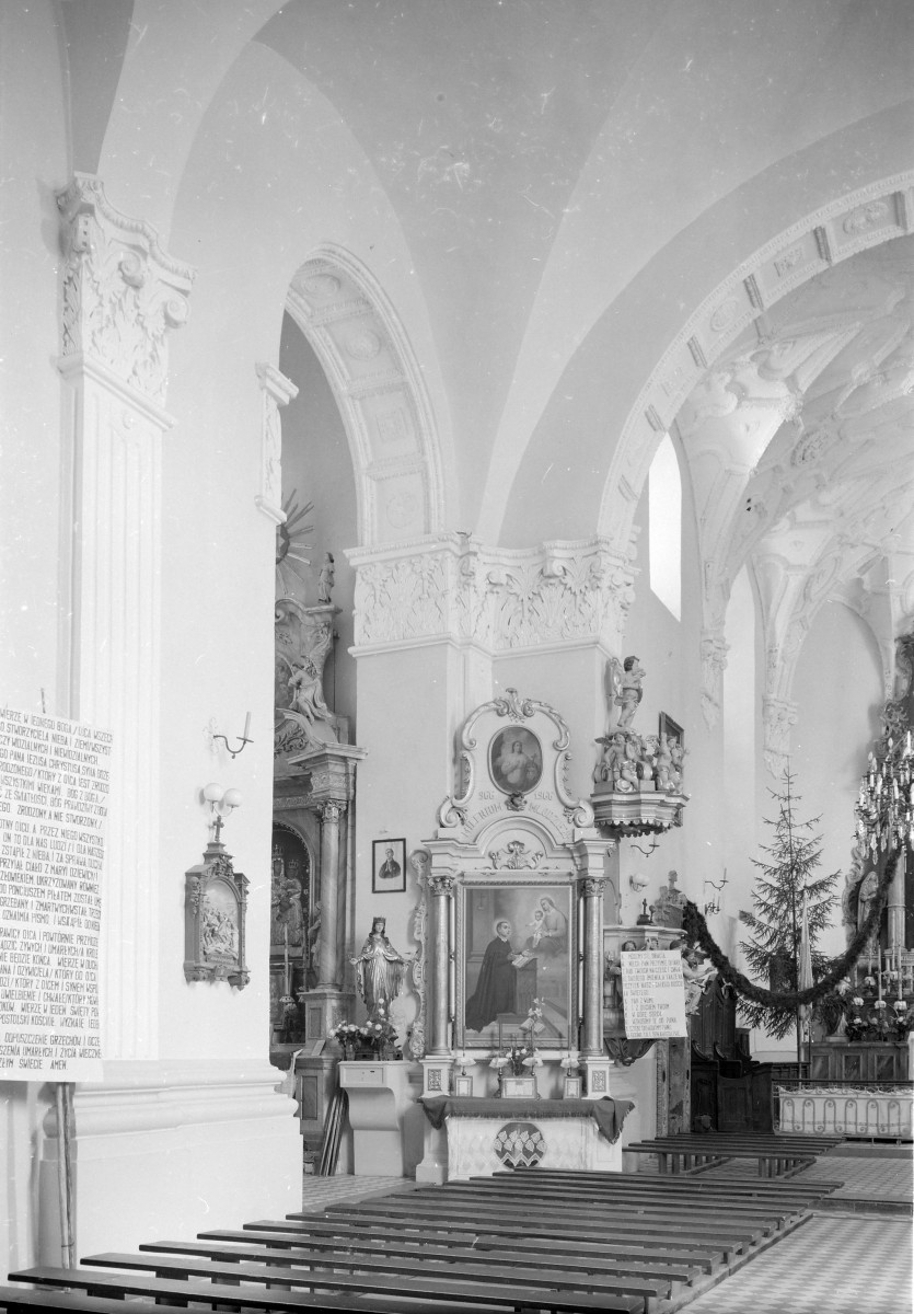 Kościół parafialny pw. św. Stanisława Biskupa - wnętrze: transept i widoczny ołtarz boczny., skan 1