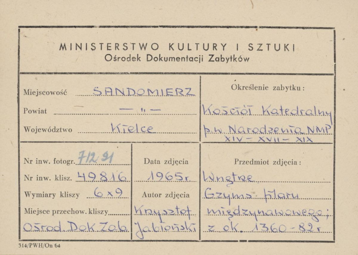  Katedra - wnętrze, widok na głowicę służki i gzyms filaru międzynawowego - metryczka, skan 1