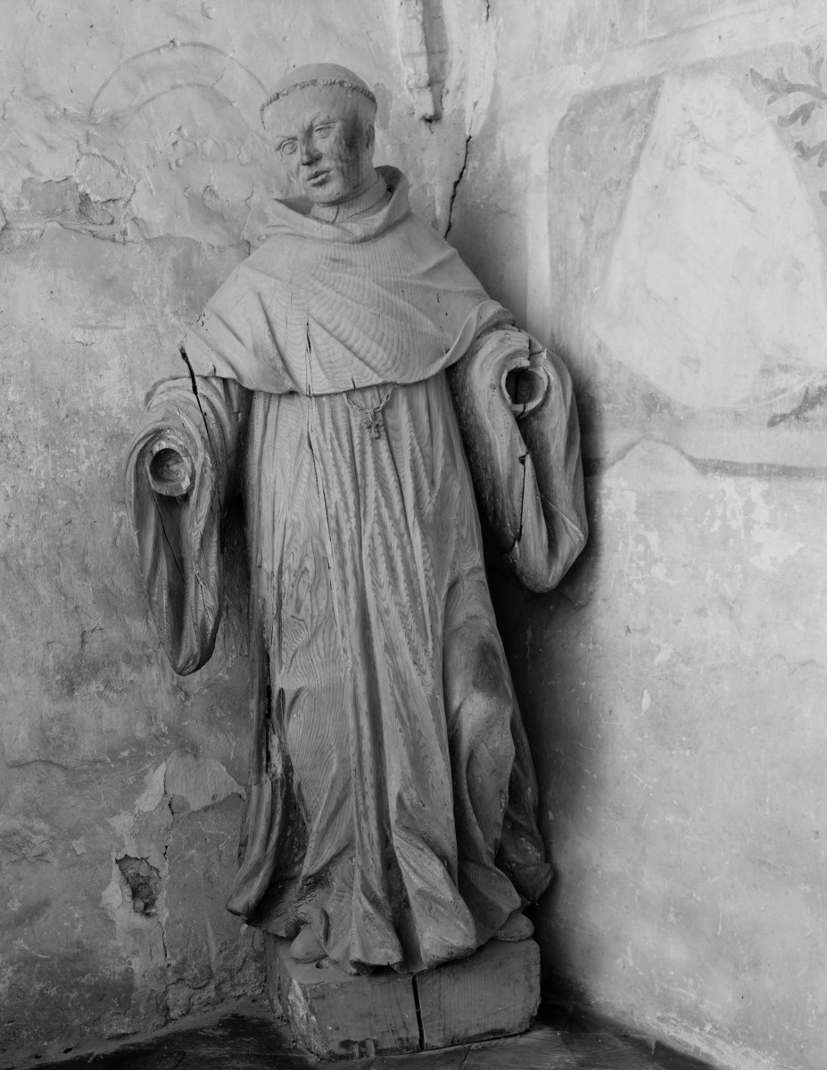 Opactwo Cystersów - wnętrze: rzeżba zakonnika. , skan 1