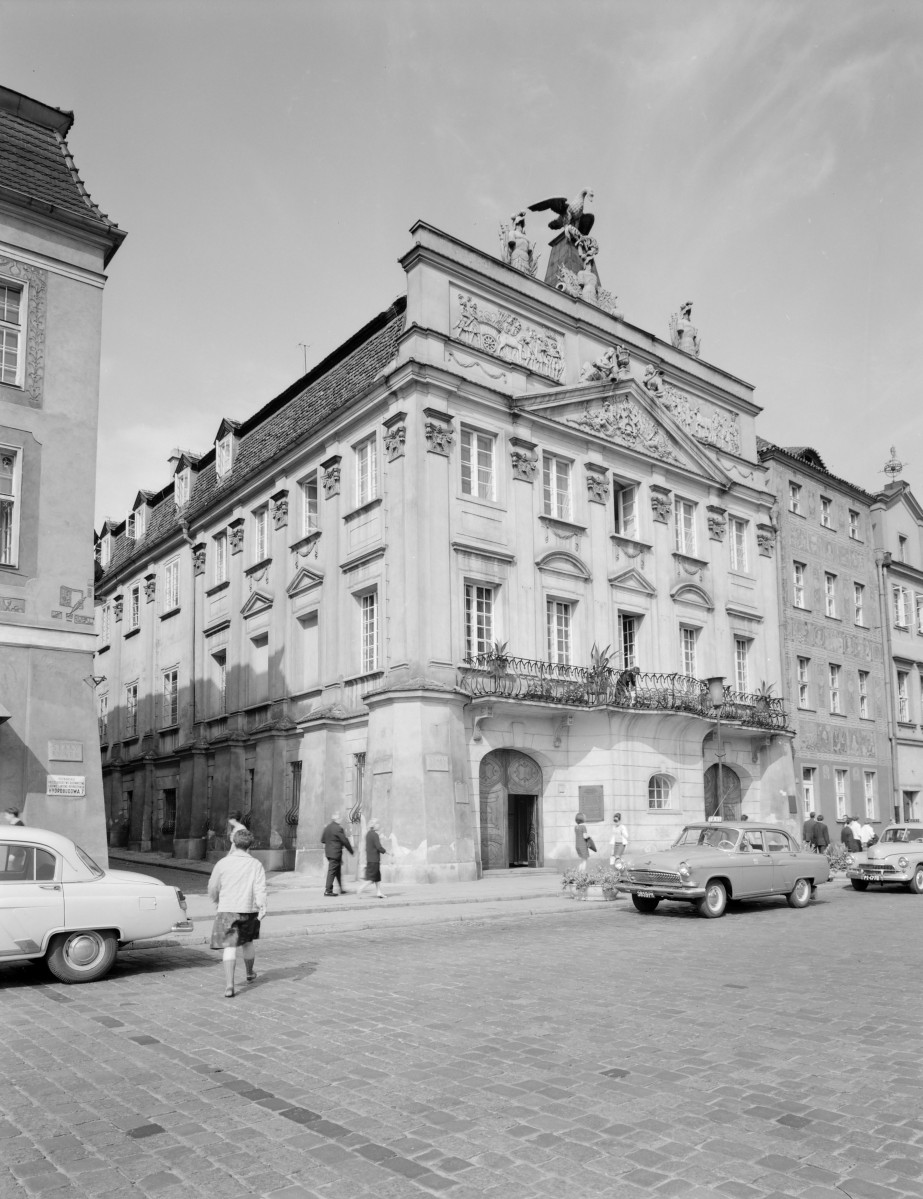 Pałac Działyńskich - fasada wschodnia. Barokowa elewacja. Pilastry w stylu korynckim. Attyka z tympanonem z kartuszem . Na szczycie obelisk z pelikanem., skan 1