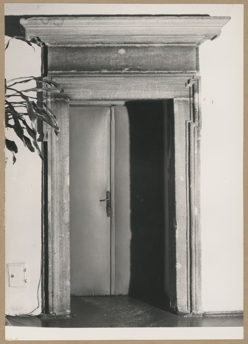 Pałac biskupów - wnętrze , II pokój kapituły, portal do I pokoju kapituły, skan 1